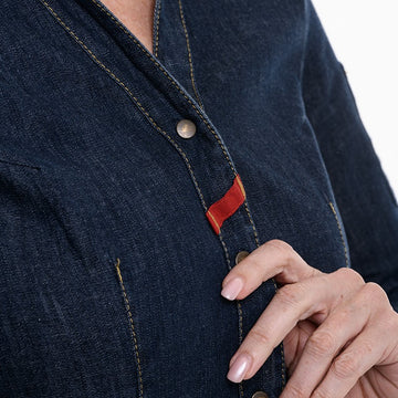 Détail des boutons pression sur la veste de cuisine femme verveine robur