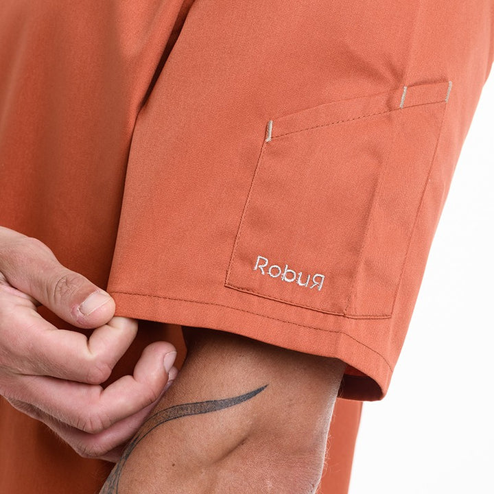 Détail de la manche brodée de la veste de cuisine terracotta de la marque Robur