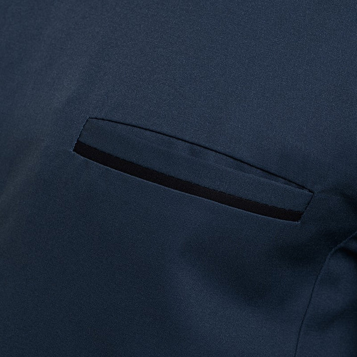 Détail de la poche de la veste de cuisine homme bleu marine écoresponsable