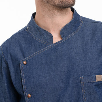 Détail de la veste de cuisine avec fermeture asymétrique