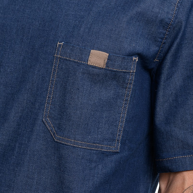 Détail de la veste de cuisine avec poche poitrine et empiècement beige