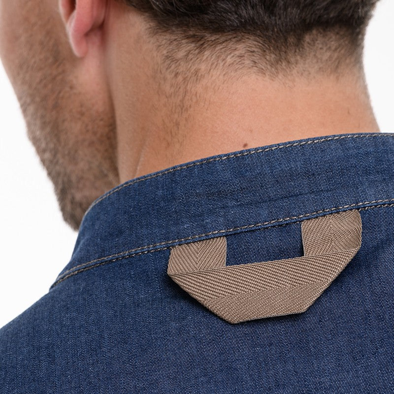 Détail de la veste de cuisine avec fermeture asymétrique