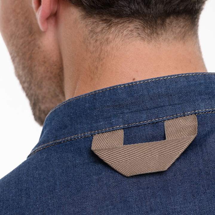 Détail de la veste de cuisine avec fermeture asymétrique