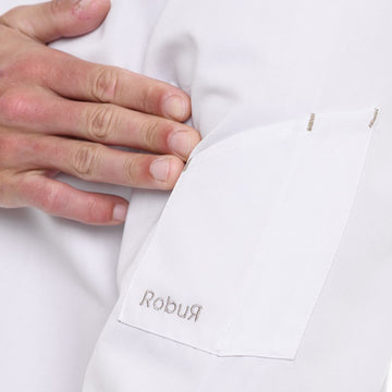 Détail de la broderie sur la manche gauche de la marque Robur - veste Harti blanche