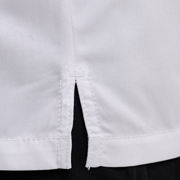 Détail de l'ouverture sur le côté bas de la veste de cuisine Mint blanche liseré noir marque Robur