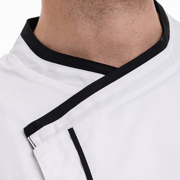 Détail du col croisé de la veste de cuisine Mint blanche liseré noir marque Robur