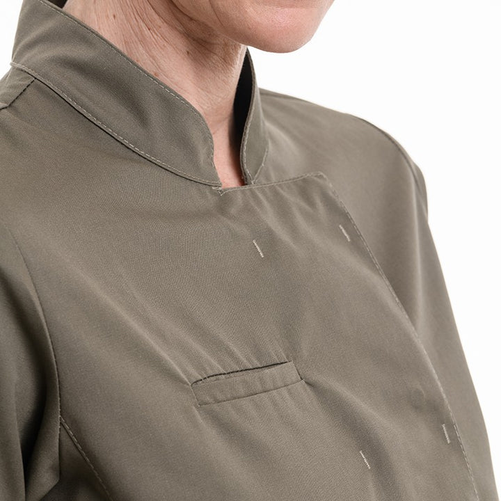 Détail du col et de la poche poitrine de la veste de cuisine femme à manches longues coloris Kaki Manelli