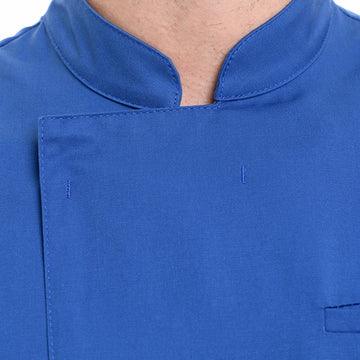 Détail du col et des surpiqures contrasté de la veste de cuisine bleu royal Manelli