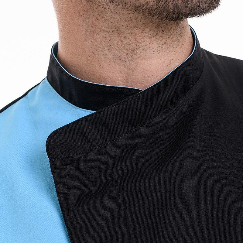 Détail du col croisé avec liseré bleu sur la veste de cuisine homme à manches courtes