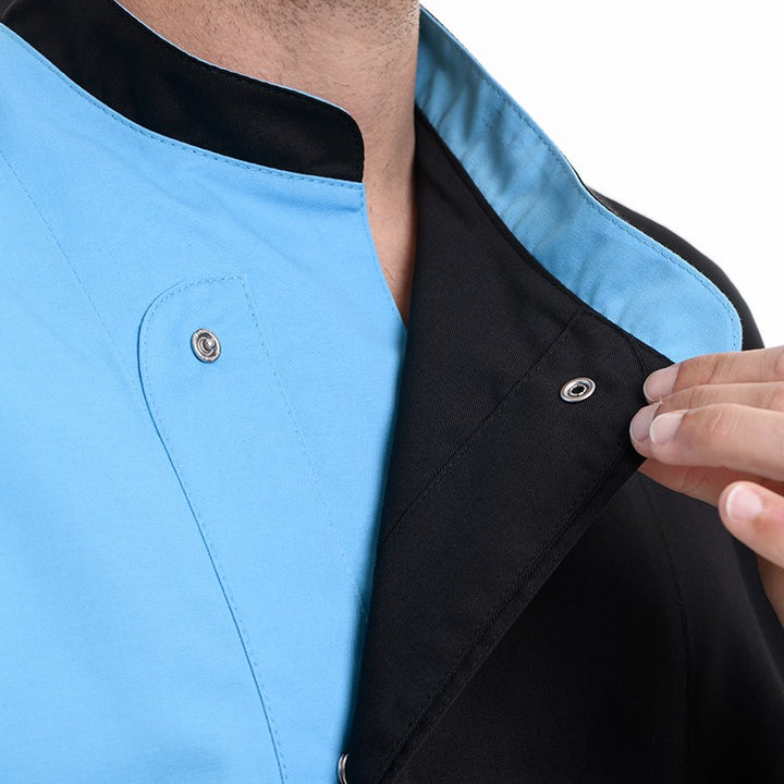 Détail de la fermeture à boutons pression de la veste de cuisine en coloris noir et bleu gamme Dual Manelli