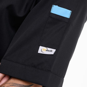 Détail de la poche stylo avec étiquette de la veste Manelli - gamme Dual noir et bleu
