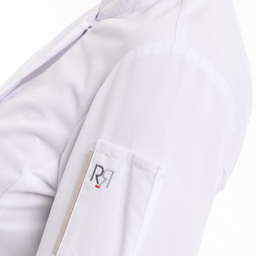 Détail de la poche stylo avec broderie Robur sur la veste de cuisine Unera blanche ML