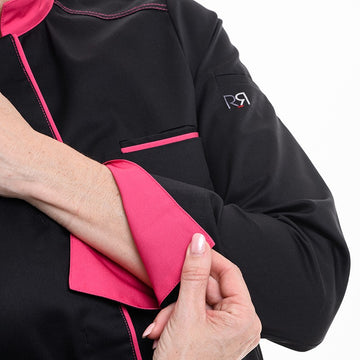 Détail des manches retroussables rose de la veste de cuisine Elbax Robur
