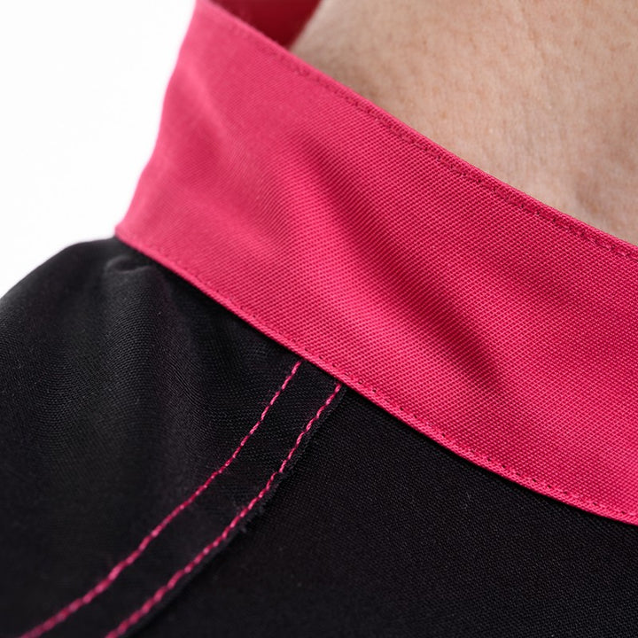 Détail du col et des surpiqures rose sur la veste de cuisine femme elbax Robur