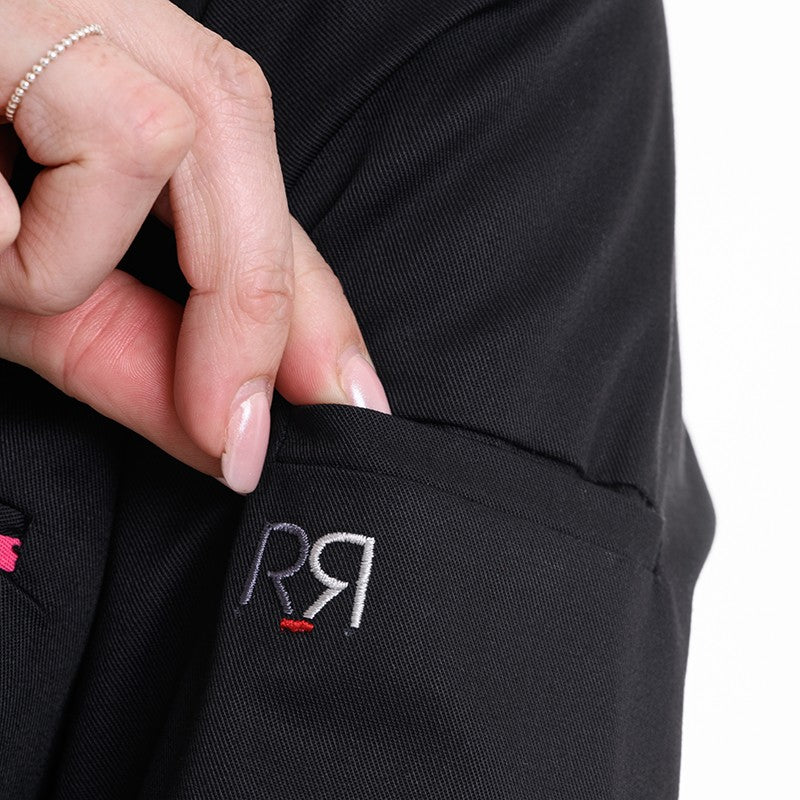 Détail de la broderie Robur sur la manches de la veste de cuisine Elbax Noir rose