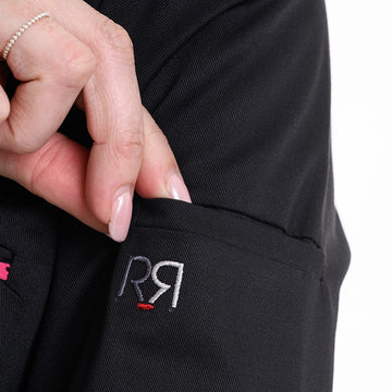 Détail de la broderie Robur sur la manches de la veste de cuisine Elbax Noir rose