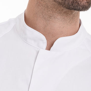 Détail du col officier de la veste de cuisine Basil blanche à manches courtes Lafont