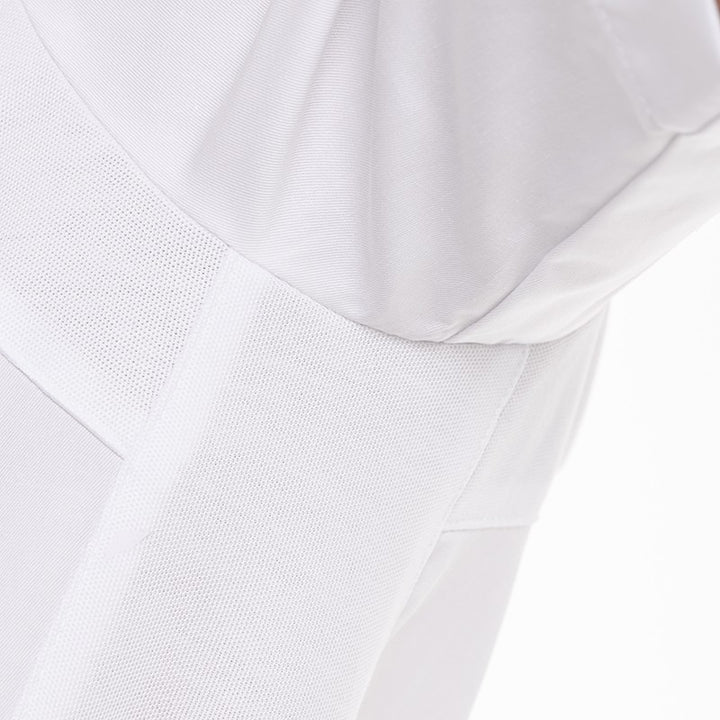 Détail de la maille respirante sous aisselle de la veste de cuisine Basil blanche à manches courtes Lafont