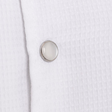 Détail des boutons pression nacrés de la veste de cuisine Paris blanche de la marque Manelli