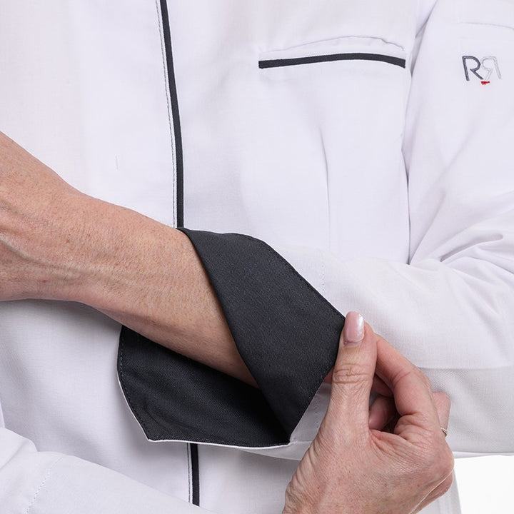 Détail des manches retroussables de la veste de cuisine Elbax blanche de la marque Robur