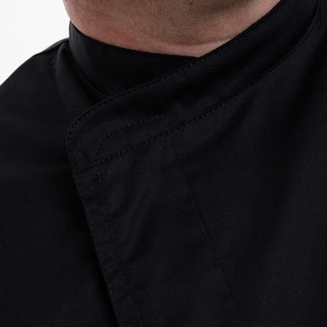 Détail du col croisé de la veste de cuisine grande taille Manelli