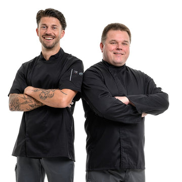 Mise en scène veste de cuisine pour homme avec modèle grande taille Manelli et veste de cuisine Robur