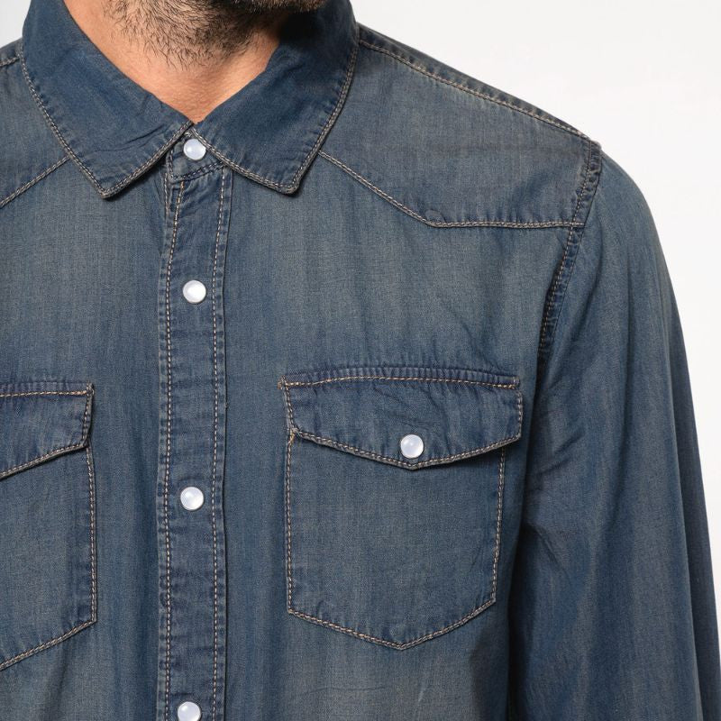 détail col chemise de service homme