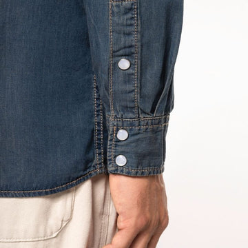 Détail des boutons de manches de la chemise en jean bleu denim sur Manelli