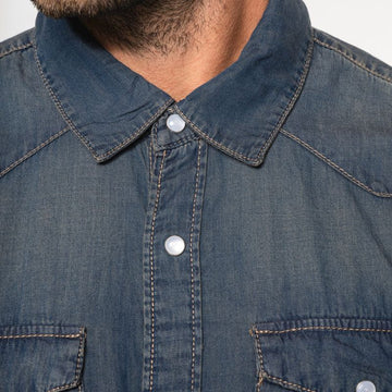 détail col chemise en jean manches longues