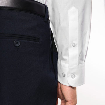 Zoome boutons manche chemise de service blanche