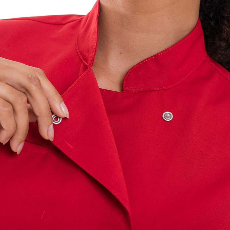 Détail de la veste de cuisine Californie Rouge et de sa poche poitrine