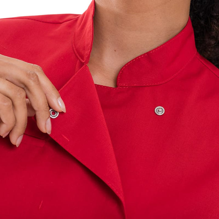 Détail de la veste de cuisine Californie Rouge et de sa poche poitrine