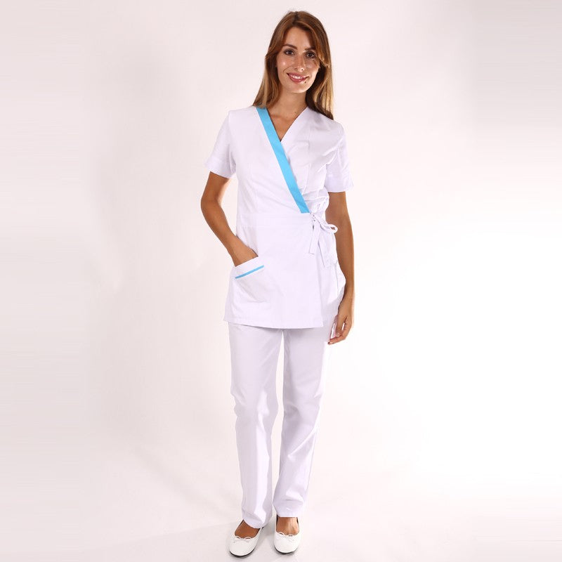 Blouse estheticienne cache-cœur blanche et bleue Inès plein pied