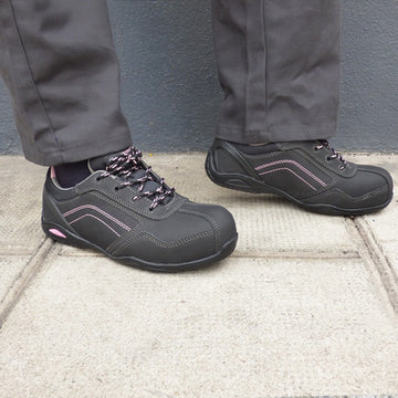 Chaussures de sécurité femme noir et rose S3. Normée pour de nombreux métiers.