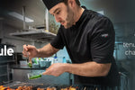 Découvrez notre sélection de vêtements légers et respirants : vestes de cuisine, pantalons, t-shirts et chaussures conçus pour travailler confortablement même pendant les fortes canicules en cuisine.