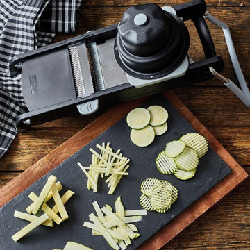 Mandoline professionnelle De Buyer utilisée pour découper des légumes