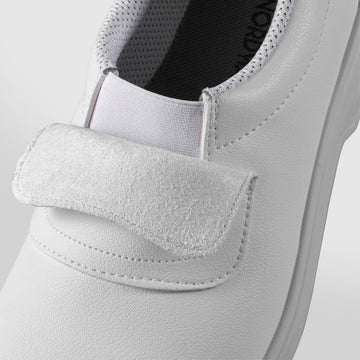 détail chaussures de cuisine blanche 