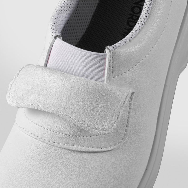 détail chaussures de cuisine blanche 